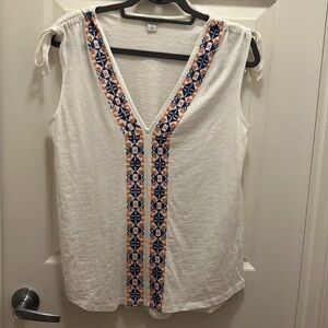 Sundance Cari Top. White. V Neck Embroidered Ruched Shoulder Cotton. EUC. Sz Sm.